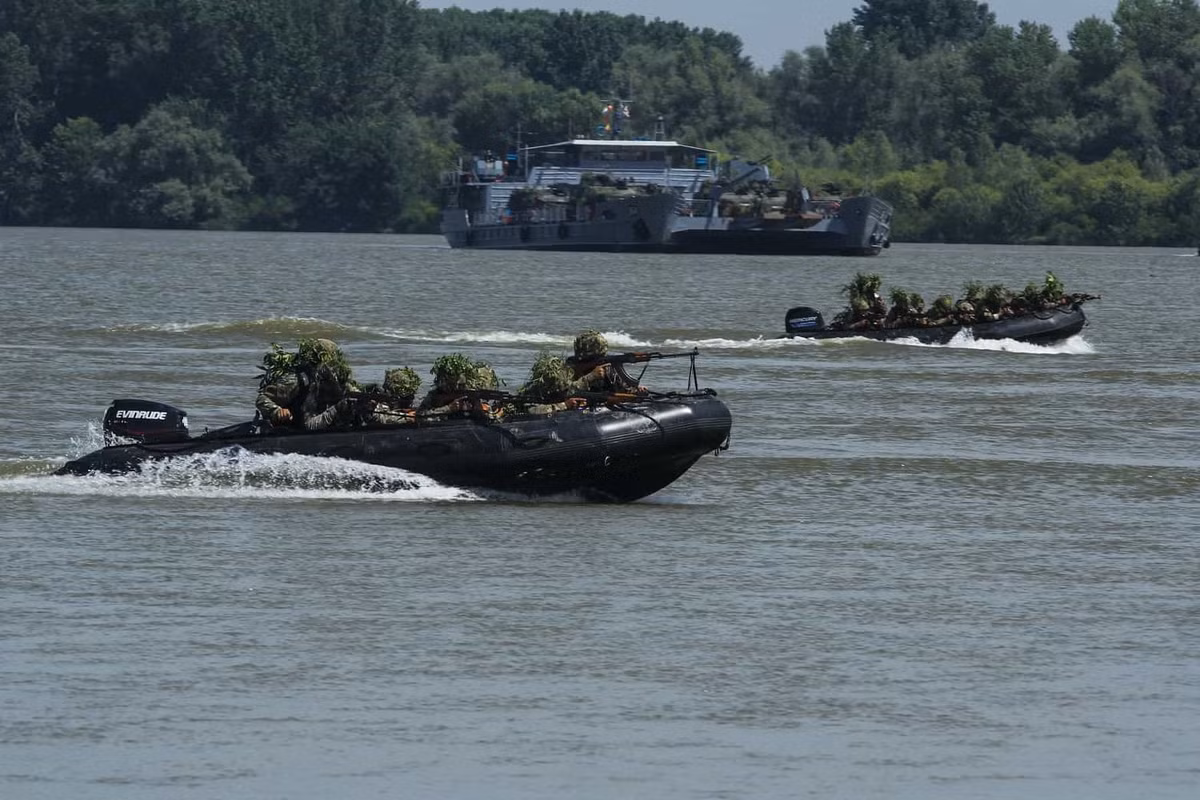 Đây cũng là lực lượng đã công binh đã quá quen thuộc với dòng sông Danube lớn thứ hai ở châu Âu này qua nhiều cuộc tập trận bắc cầu phao trong quá khứ. Ảnh: Trinh sát của lực lượng công binh tiến hành vượt sông, chiếm lĩnh hai bờ chuẩn bị cho việc bắc cầu phao. Nguồn ảnh: Estrada.