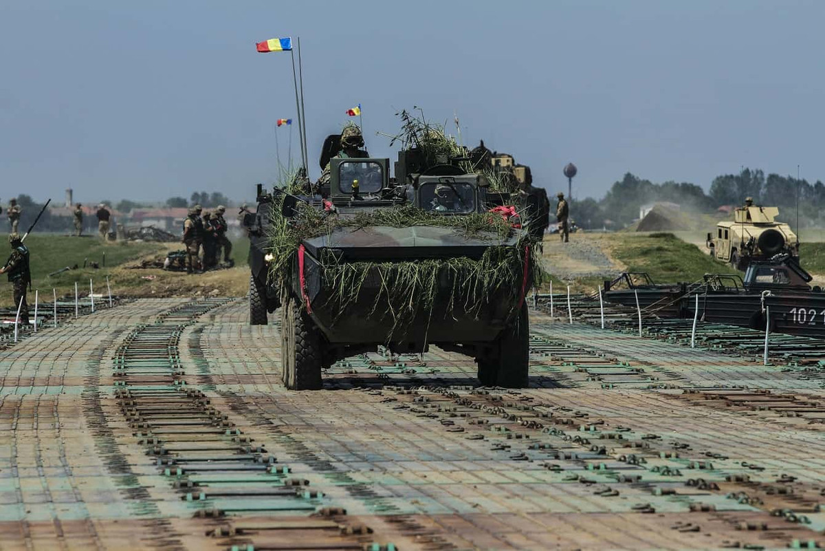 Sau khi cầu phao được bắc xong, nó đủ mức độ kiên cố để có thể phục vụ cho các xe thiết giáp chở quân, xe tăng chủ lực hay là pháo tự hành. Nguồn ảnh: Estrada.