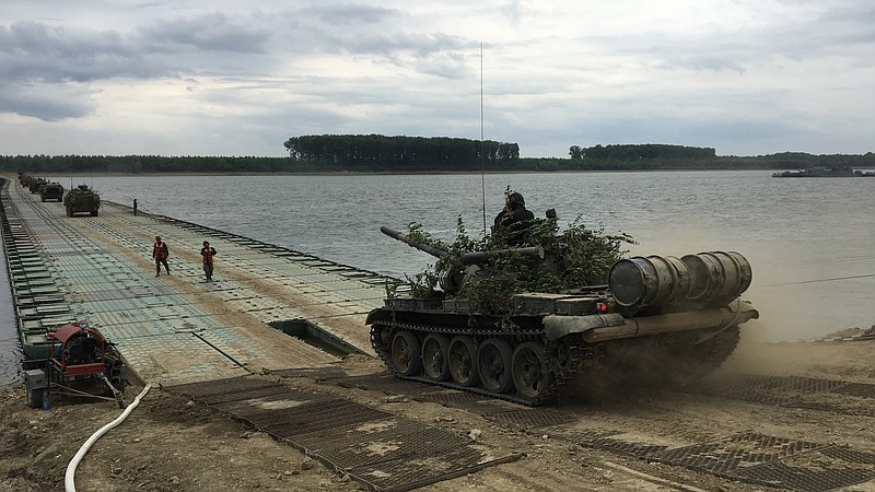 Trong lúc các loại phương tiện của NATO cùng Quân đội Romania đang tiến hành vượt sông, các loại máy bay tiêm kích MiG và F-16 liên tục thực hiện tuần tra kiểm soát trên không nhằm bảo vệ lực lượng công binh dưới mặt đất. Nguồn ảnh: Estrada.