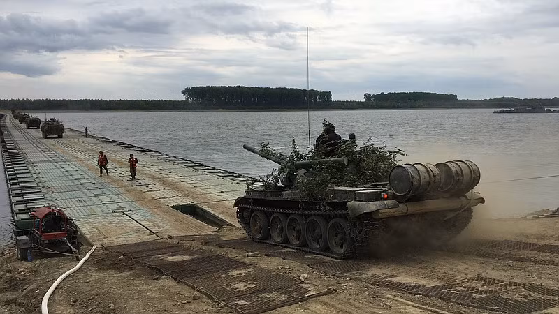 Trong lúc các loại phương tiện của NATO cùng Quân đội Romania đang tiến hành vượt sông, các loại máy bay tiêm kích MiG và F-16 liên tục thực hiện tuần tra kiểm soát trên không nhằm bảo vệ lực lượng công binh dưới mặt đất. Nguồn ảnh: Estrada.