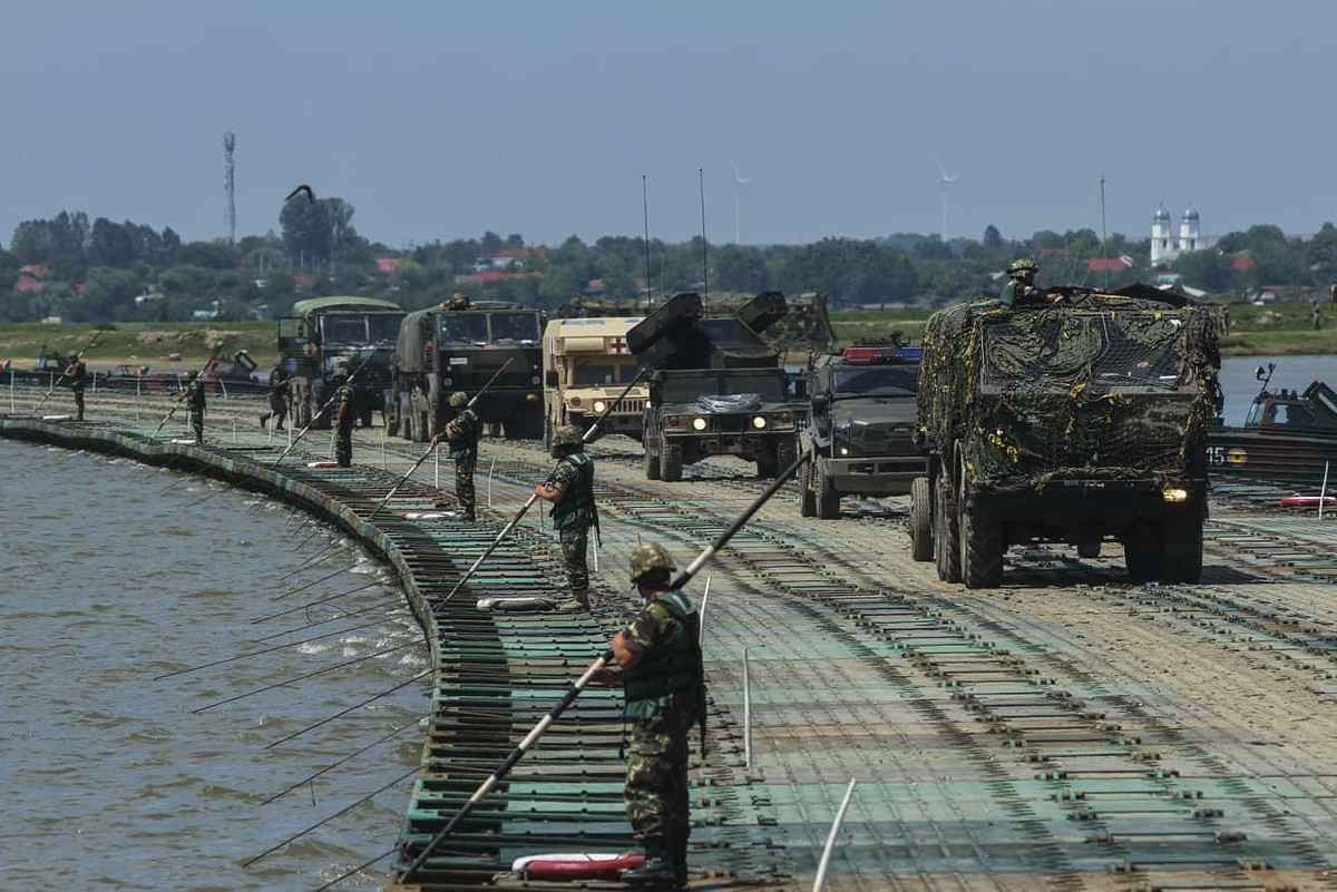 Cuộc diễn tập diễn ra vào lúc 11 giờ sáng - lúc nhiệt độ ngoài trời lên gần tới đỉnh điểm. Giữa cái nắng nóng khắc nghiệt đó, Tiểu đoàn công binh số 72 lữ đoàn công binh 10 của Quân đội Romania đã tiến hành bắc cầu phao. Nguồn ảnh: Estrada.