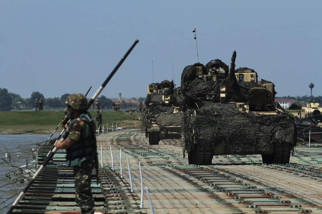 Dưới cái nắng 36 độ C đang hoành hành khắp châu Âu, Quân đội NATO đã có màn bắc cầu phao vượt con sông rộng thứ hai châu Âu hôm cuối tuần vừa rồi. Nguồn ảnh: Estrada.