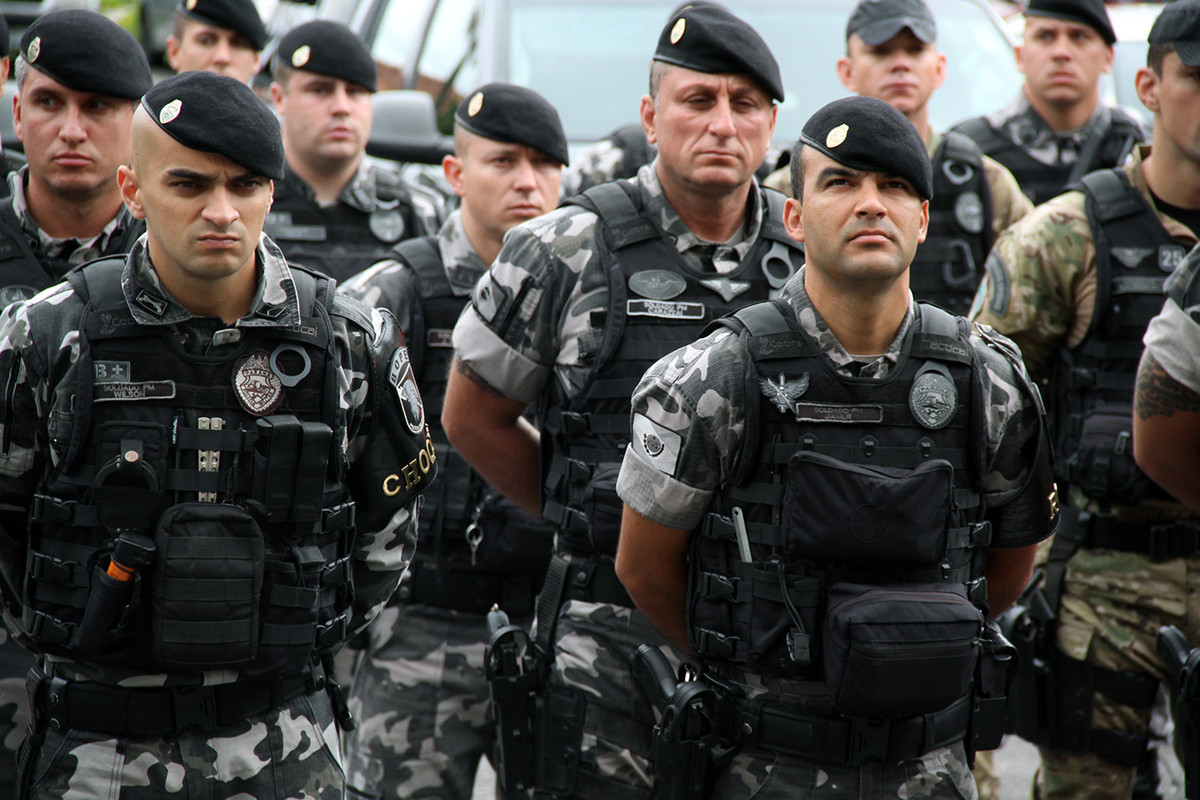 Tuy nhiên BOPE cũng có không ít tai tiếng, thường được báo chí nước này mô tả như một lực lượng "vượt qua ngoài ranh giới của pháp luật" và có quyền bắn hạ bất cứ ai chống đối bất kể mức độ chống đối là gì, thậm chí BOPE cũng từng bị chỉ trích về việc tiêu diệt bốn thanh niên chỉ vì những người này có lời lẽ xúc phạm thành viên của BOPE. Nguồn ảnh: QQ.