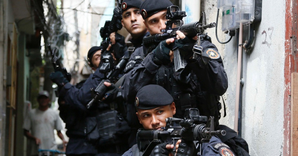 BOPE thường hoạt động cùng với lực lượng cảnh sát địa phương, cung cấp hoả lực yểm trợ vượt trội, đảm bảo đàn áp được bất cứ hành vi chống đối hoặc các hành vi đe doạ tính mạng của nhà chức trách. Nguồn ảnh: QQ.