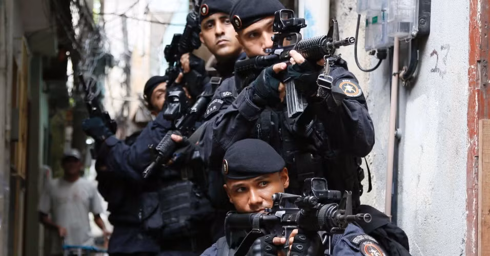 BOPE thường hoạt động cùng với lực lượng cảnh sát địa phương, cung cấp hoả lực yểm trợ vượt trội, đảm bảo đàn áp được bất cứ hành vi chống đối hoặc các hành vi đe doạ tính mạng của nhà chức trách. Nguồn ảnh: QQ.