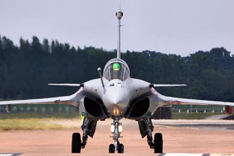 Tuy có động cơ yếu hơn nhưng Rafale lại "ăn tiền" ở thiết kế khí động học khi với động cơ yếu hơn, tốc độ bay tối đa của Rafale lại tương đương với Su-30MKI. Cụ thể, Rafale có thể đạt tốc độ tối đa Mach 1.8 ở độ cao lớn và tốc độ tối đa Mach 1.1 ở độ cao mực nước biển. Nguồn ảnh: Sina.