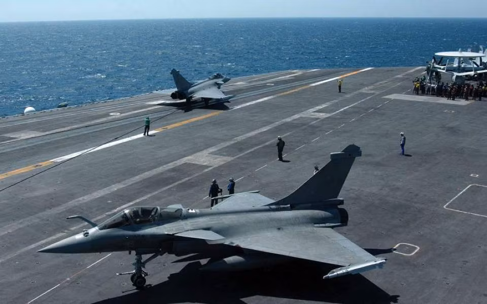 Về động cơ, Rafale được trang bị động cơ Snecma M88 được thiết kế riêng cho chiếc chiến đấu cơ này với công suất đẩy khô chỉ là 50 kN và công suất tối đa khi đốt sau là 75 kN. Đây là công suất khá thua kém so với các tiêm kích do Nga sản xuất. Nguồn ảnh: Sina.