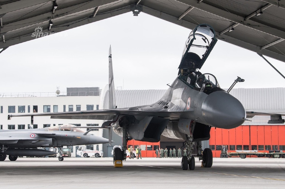 Dù tốc độ tối đa của Su-30MKI ở độ cao lớn có thể lên tới Mach 2.0, tuy nhiên ở độ cao mực nước biển, chiếc chiến đấu cơ nặng nề này lại thua kém đôi chút so với Rafale khi có tốc độ tối đa chỉ Mach 1.09. Nên nhớ, động cơ của Su-30MKI có công Suất gần gấp đôi so với động cơ trên chiến đấu cơ Pháp. Nguồn ảnh: Sina.