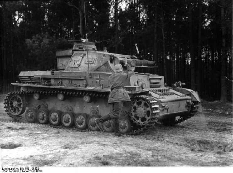 Ít ai biết rằng, xe tăng Panzer IV ra đời để phục vụ học thuyết chiến tranh thiết giáp của tướng Heinz Guderian - vị tướng thiết giáp nguy hiểm nhất của Đức trong Chiến tranh Thế giới thứ hai. Nguồn ảnh: Warhistory.