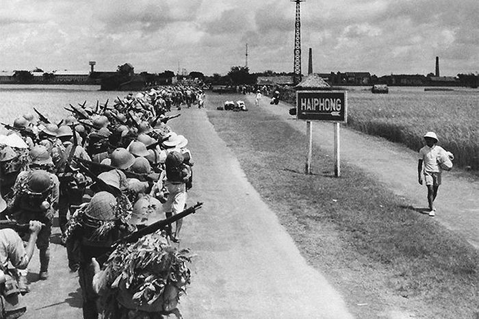 Hải Phòng và Hà Nội khi này là hai thành phố lớn và sầm uất bậc nhất Đông Dương. Ảnh: Quân Nhật theo đường quốc lộ 5 tràn vào Hải Phòng. Nguồn ảnh: Pinterest.