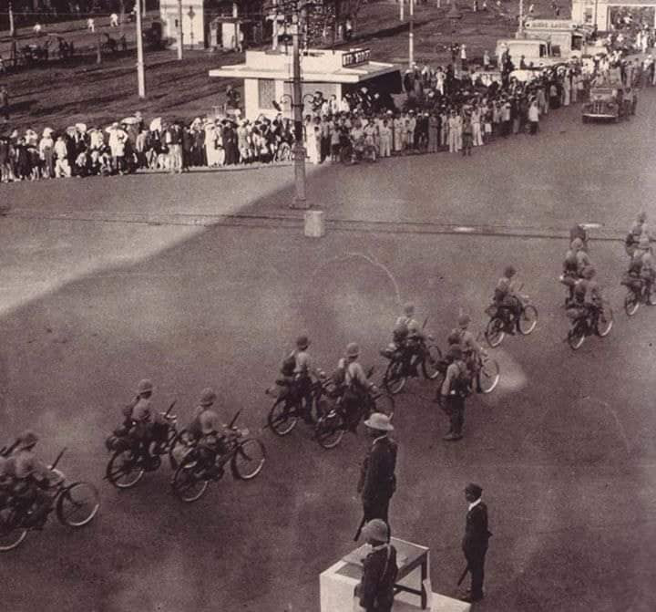 Quân đội Nhật tiến vào Thủ đô Hà Nội nhận được sự chào đón của quân đội Pháp. Nguồn ảnh: Pinterest.