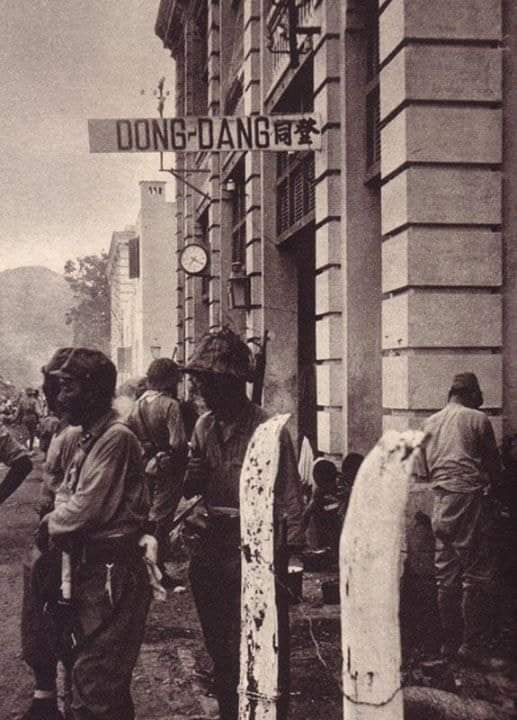 Nhật chỉ mất chưa tới 4 ngày để tràn quân vào Việt Nam từ hướng biển Đông và Trung Quốc, sau đó quân Nhật tiếp tục tràn ngập khắp Đông Dương nhờ sự "hợp tác" của quân Pháp đồn trú tại đây. Ảnh: Lính Nhật tụ tập ở Đông Đăng, Lạng Sơn. Nguồn ảnh: Pinterest.