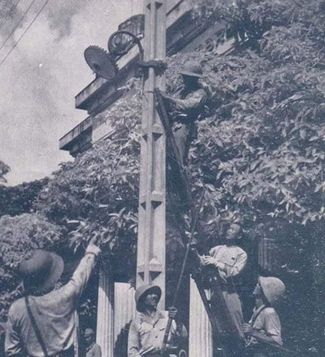 Quân Nhật hạ cờ Pháp, treo cờ Đế quốc Nhật ở Hà Nội. Nguồn ảnh: Pinterest.