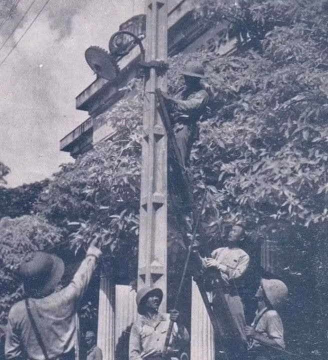 Quân Nhật hạ cờ Pháp, treo cờ Đế quốc Nhật ở Hà Nội. Nguồn ảnh: Pinterest.