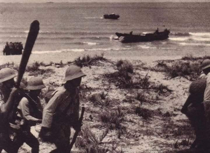 Sau khi Pháp đầu hàng Đức trong Chiến tranh Thế giới thứ hai, quân Nhật ào ào kéo vào Đông Dương để tiếp quản vùng thuộc địa này, trong khi quân đồn trú Pháp ở Đông Dương nhanh chóng buông súng quy hàng. Nguồn ảnh: Pinterest.