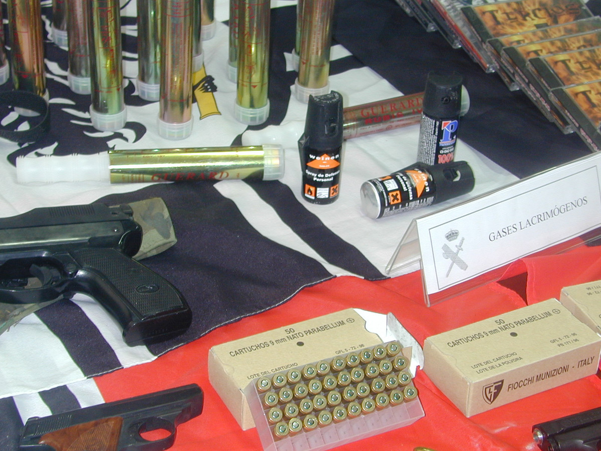 Các loại đạn và hơi cay cũng được tìm thấy bên trong kho vũ khí của nhóm tân phát xít. Nguồn ảnh: Antonio.