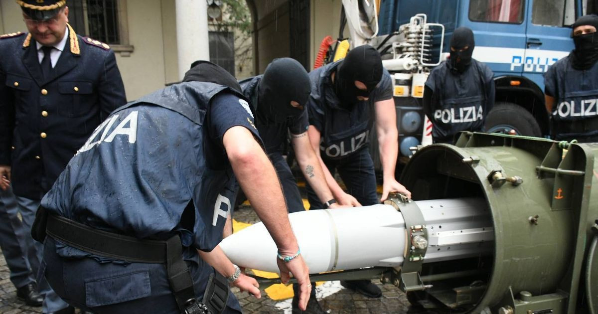 Truy suất theo thông tin số lô dập trên vỏ tên lửa, nhà chức trách cho biết quả tên lửa này thuộc sở hữu của Quân đội Qatar. Tuy nhiên không hiểu bằng cách nào đó nó có thể rơi vào tay nhưng thương lái buôn lậu vũ khí để rồi có mặt ở Italia. Nguồn ảnh: Antonio.