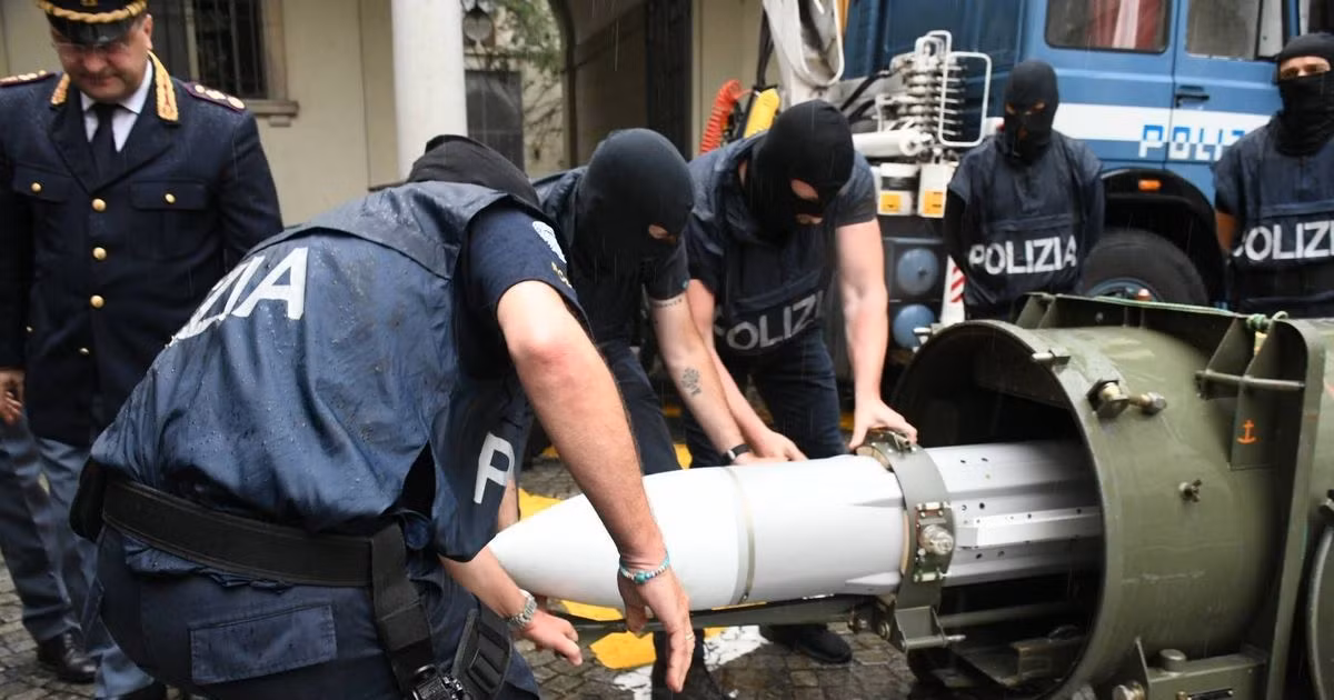 Truy suất theo thông tin số lô dập trên vỏ tên lửa, nhà chức trách cho biết quả tên lửa này thuộc sở hữu của Quân đội Qatar. Tuy nhiên không hiểu bằng cách nào đó nó có thể rơi vào tay nhưng thương lái buôn lậu vũ khí để rồi có mặt ở Italia. Nguồn ảnh: Antonio.