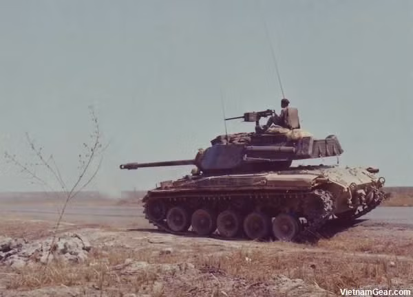 Hoả lực chính của M41 Walker Bulldog cũng không có gì đặc biệt, chiếc xe tăng hạng nhẹ này chỉ được trang bị một khẩu pháo cỡ nòng 76mm cùng với cơ số đạn 65 viên. Ngoài ra xe còn có một khẩu súng máy 7,62mm đồng trục và một khẩu súng máy cỡ nòng 12,7mm đặt trên nóc xe. Nguồn ảnh: Pinterest.