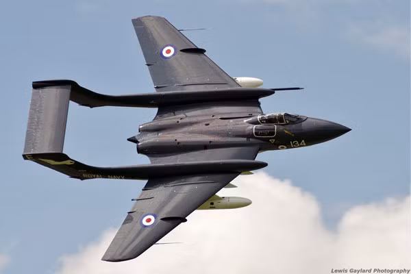 Một trong những chiếc tiêm kích phản lực đầu tiên của Không quân Hoàng gia Anh cũng là thảm hoạ đó là chiếc De Havilland Sea Vixen. Chiếc phản lực này bắt đầu được hoạt động trong Không quân Anh từ năm 1959 nhưng chỉ có 145 chiếc được sản xuất. Nguồn ảnh: Warhistory.