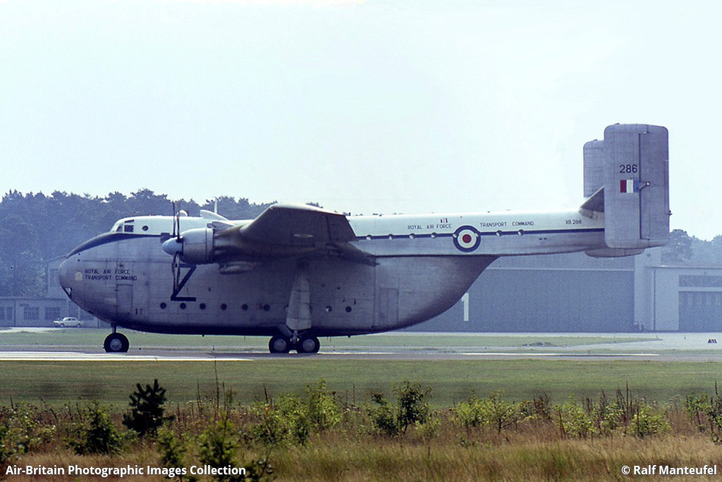 Tới năm 1955, lịch sử lại lặp lại và lần này là chiếc Blackburn Beverly - loại máy bay vừa xấu người vừa kém cỏi trong hoạt động dù nó chỉ có nhiệm vụ chính là máy bay vận tải. Nguồn ảnh: Warhistory.