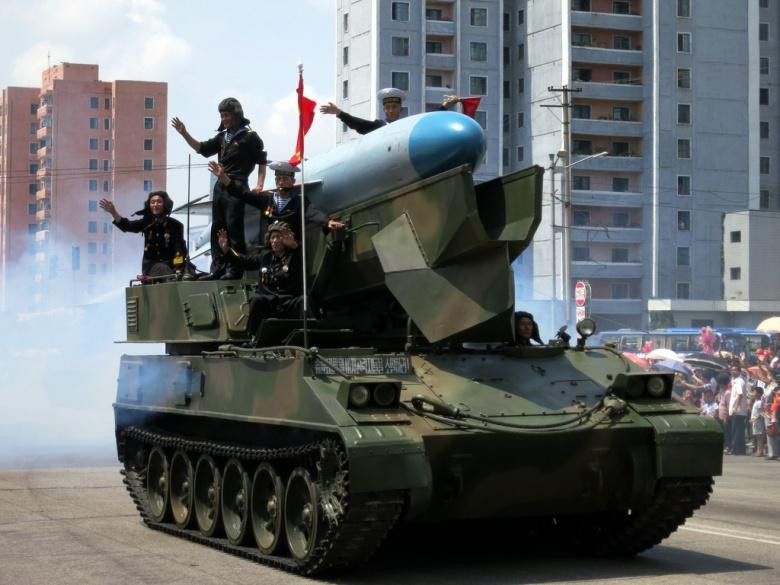 Theo tính toán, tới năm 2020 Triều Tiên nhiều khả năng sẽ nắm trong tay khoảng 100 đơn vị vũ khí hạt nhân. Tuy nhiên con số này dựa vào tốc độ phát triển và sự gia tăng đơn vị vũ khí hạt nhân của Bình Nhưỡng trong giai đoạn năm 2018 - một ẩn số rất dễ bị tác động bởi tình hình địa chính trị thế giới. Nguồn ảnh: Pinterest.