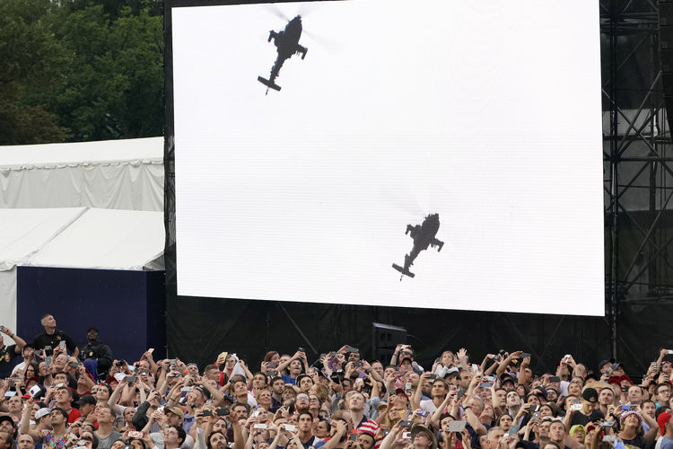 Những màn hình cỡ lớn được bố trí rải rác tại thủ đô Washington trong khu vực diễn ra cuộc diễu binh để người dân có thể có được cái nhìn cận cảnh về những loại trang bị vũ khí khủng nhất của quốc gia này. Nguồn ảnh: BI.