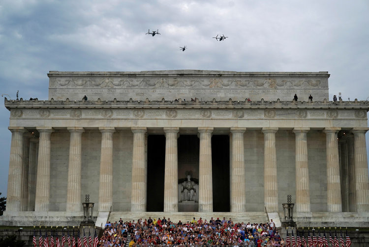 Tổng thông Donald Trump bình luận, các loại trực thăng Osprey đã đóng góp một vai trò cực kỳ quan trọng trong các cuộc xung đột của Mỹ ở trên không, trên đất liền và trên biển xảy ra ở khắp nơi trên thế giới. Nguồn ảnh: BI.