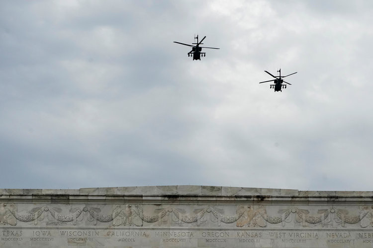 Trực thăng tấn công hiện đại và nổi danh nhất thế giới hiện nay dòng Apache cũng xuất hiện trong cuộc diễu binh mừng Ngày Độc Lập này. Nguồn ảnh: BI.