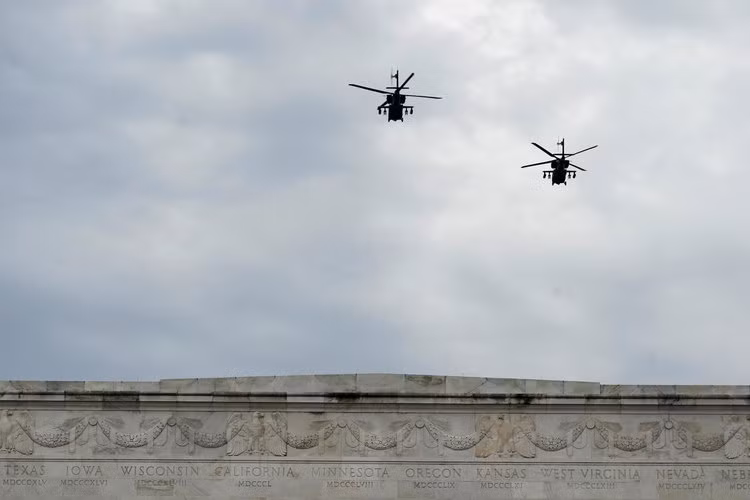 Trực thăng tấn công hiện đại và nổi danh nhất thế giới hiện nay dòng Apache cũng xuất hiện trong cuộc diễu binh mừng Ngày Độc Lập này. Nguồn ảnh: BI.