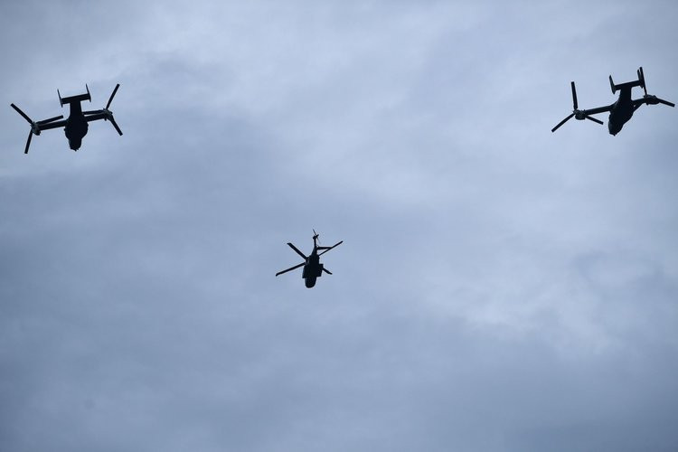 Thậm chí cả trực thăng Marines của Tổng thống Mỹ cùng với hai chiếc Osprey cũng được huy động tham gia cuộc diễu binh này. Nguồn ảnh: BI.
