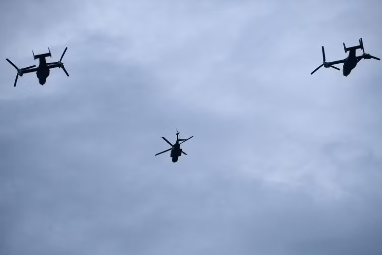 Thậm chí cả trực thăng Marines của Tổng thống Mỹ cùng với hai chiếc Osprey cũng được huy động tham gia cuộc diễu binh này. Nguồn ảnh: BI.