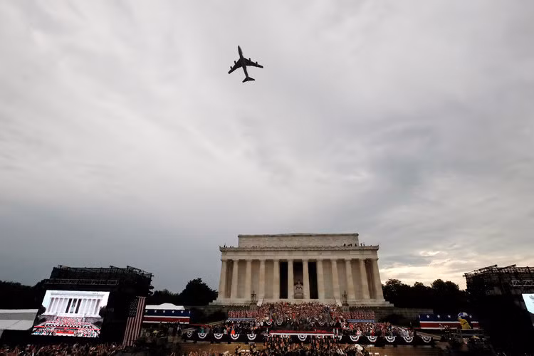 Quân đội Mỹ vừa có màn diễu binh tại thủ đô Washington DC để ăn mừng Quốc khánh 4/7 của quốc gia này. Cuộc diễu binh diễn ra vào đêm ngày qua theo giờ Việt Nam. Nguồn ảnh: BI.