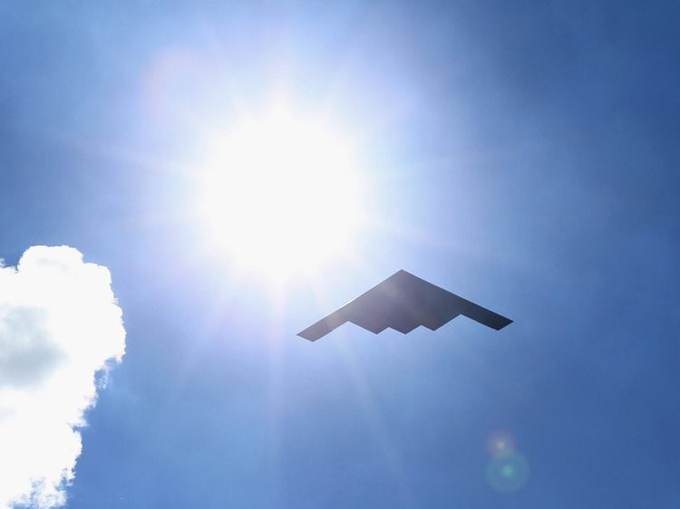 Có thể coi thập niên 90 của thế kỷ trước là thập kỷ "sửa lỗi' của B-2 Spirit khi chiếc máy bay này gặp phải quá nhiều sự cố kỹ thuật nực cười trong quá trình vận hành ví dụ như sự cố về hệ thống cung cấp oxy và sự cố về hệ thống động cơ khiến cho nó không thể hoạt động được trong thời tiết mưa gió. Nguồn ảnh: BI.