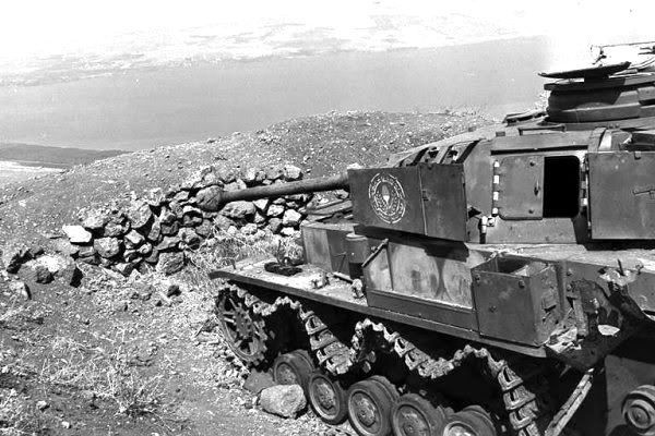 Như vậy, cuộc phiêu lưu của những cỗ xe tăng Panzer IV - kiệt tác của phát xít Đức trong Chiến tranh Thế giới thứ hai hoá ra lại "sống dai" hơn Đế chế thứ ba rất nhiều. Phải mãi tới năm 1967, Panzer IV mới tham gia trận đánh cuối cùng của đời mình trên Cao nguyên Golan. Nguồn ảnh: Wwiiafterwwii.