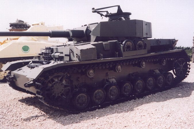 Khả năng tác chiến trên địa hình sa mạc của xe tăng Panzer IV cũng đã được chứng minh tại mặt trận Bắc Phi từ trong Chiến tranh Thế giới thứ hai và cỗ xe tăng này hoàn toàn không gặp bất cứ khó khăn gì khi phục vụ trong biên chế của quân đội Syria. Nguồn ảnh: Wwiiafterwwii.