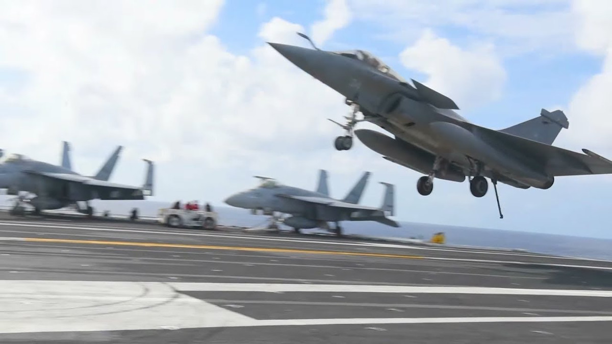 Là một máy bay được chế tạo để chuyên hoạt động trên tàu sân bay, Rafale M có những tiêu chuẩn hàng không khác hoàn toàn so với các loại máy bay tác chiến trên "cạn" khác. Nguồn ảnh: FranceNaval.