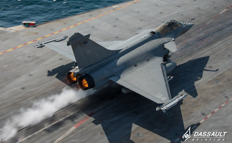 Trong quá khứ, không ít lần các máy bay tiêm kích Rafale M đã cất - hạ cánh từ tàu sân bay Mỹ khi bay huấn luyện. Nguồn ảnh: FranceNaval.