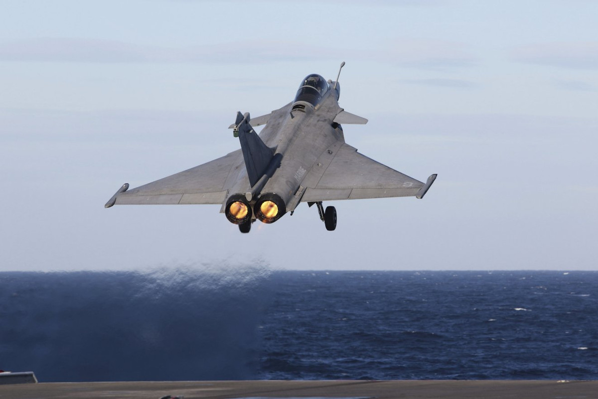 Hiện tại trong biên chế của Không quân Hải quân Pháp chỉ có đúng 42 chiếc chiến đấu cơ loại Rafale M. Các chiến đấu cơ này vẫn có khả năng thực hiện đa nhiệm vụ và có khả năng mang theo vũ khí hạt nhân như mọi phiên bản Rafale khác của Pháp. Nguồn ảnh: FranceNaval.