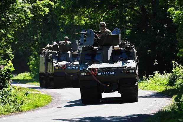 Khi tập trận, quân Anh định đánh lừa "lực lượng xâm lược" Estonia bằng cách triển khai trực thăng và tàu đổ bộ mở một cuộc đột kích giả vào các bãi biển trên đảo.