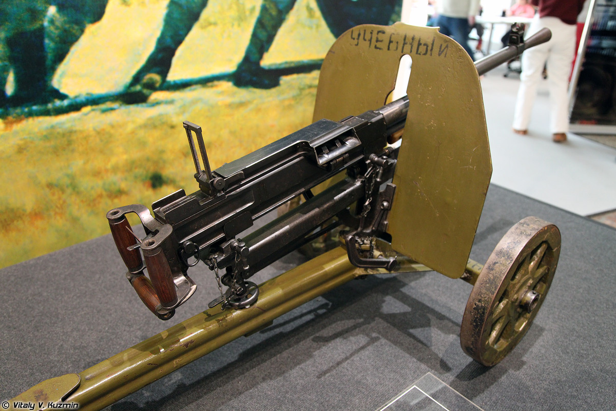 Phiên bản SG-43 với tấm chắn bảo vệ xạ thủ cực kỳ phổ biến nhưng cũng khiến trọng lượng súng tăng lên tới tổng cộng gần 60 kg. Nguồn ảnh: Pinterest.