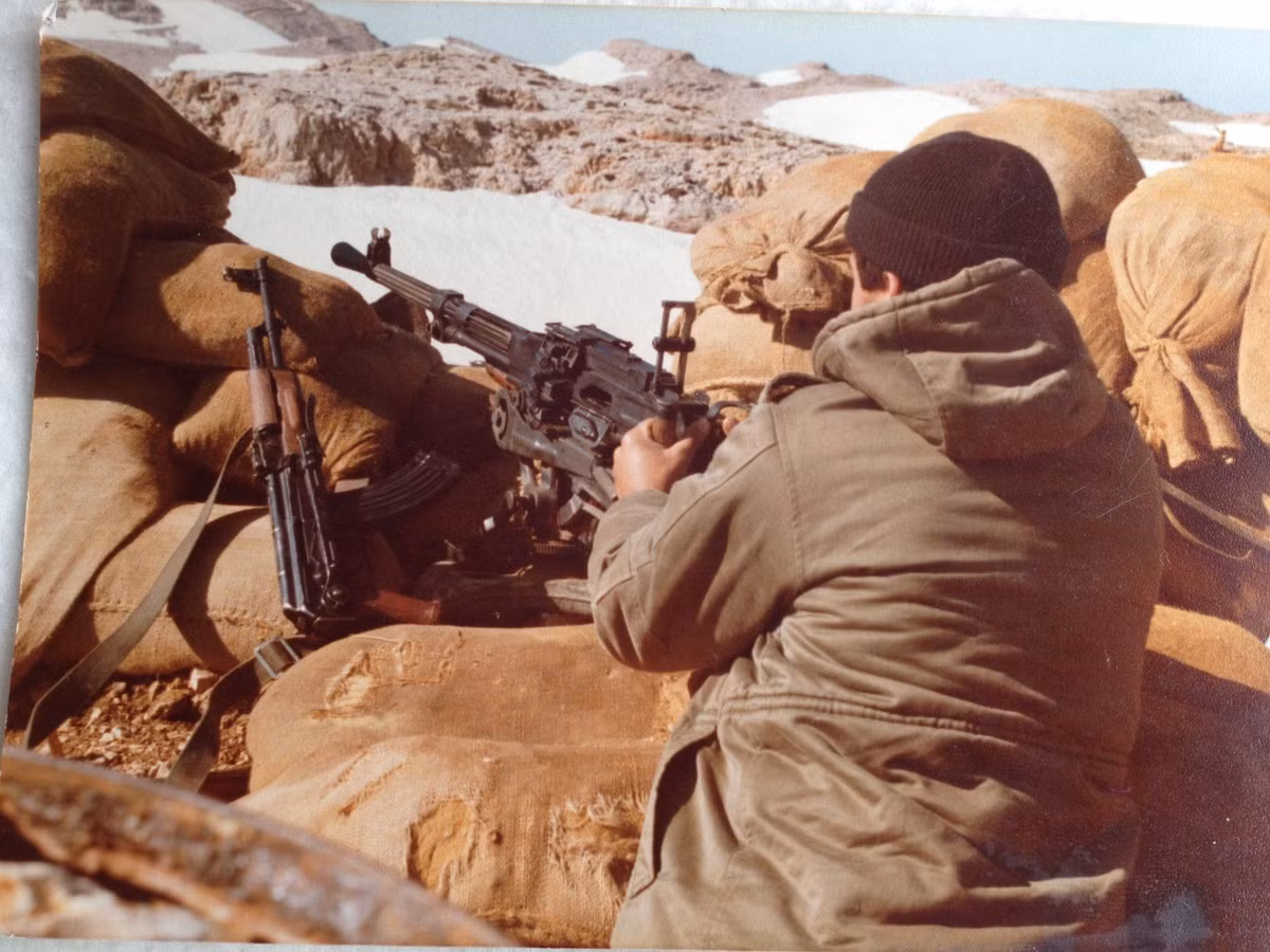 Loại súng máy này cũng hoàn toàn có thể hoạt động tốt khi không có chân đế hoặc giá đỡ, tuy nhiên độ chính xác của những loạt bắn sẽ giảm đi do súng có độ giật khá lớn. Nguồn ảnh: Pinterest.