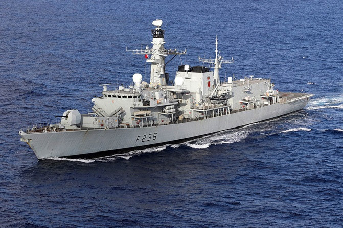 Thậm chí với khả năng mang theo trực thăng vũ trang ở khoang sau, tàu HMS Montrose hoàn toàn có đủ khả năng truy đuổi và tấn công theo kiểu "tận diệt" với các tàu vũ trang của Iran. Nguồn ảnh: BI.