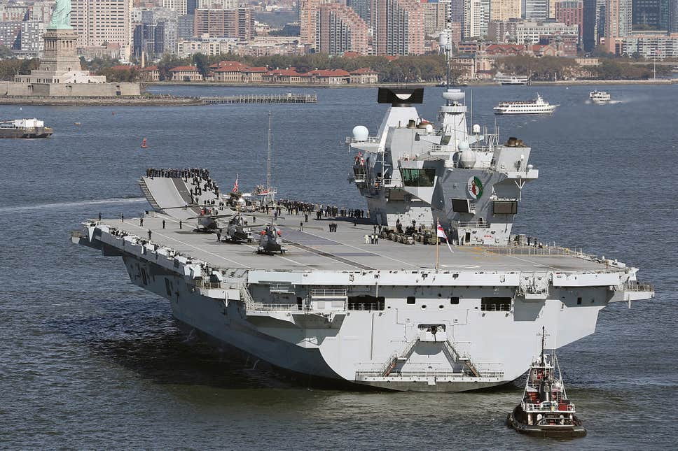 Sự cố rò rỉ đã khiến khoảng 200 tấn nước tràn vào bên trong tàu, nguyên nhân của vụ việc hiện vẫn chưa được làm rõ tuy nhiên giới chức quân sự của Anh khẳng định sự cố này không gây ảnh hưởng nghiêm trọng cho tàu. Nguồn ảnh: BI.