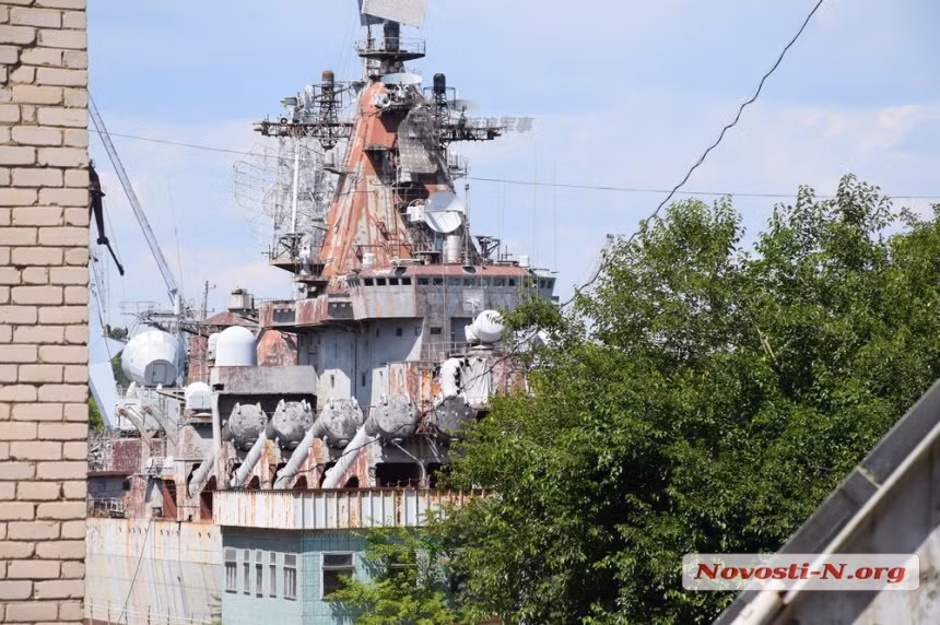 Tuy nhiên ngay sau khi Ukrayina được hạ thuỷ, việc Liên Xô tan rã và kinh tế khủng hoảng nghiêm trọng ở Nga sau này đã khiến cho Moscow không còn đủ tiền để chuyển cho Ukraine hoàn thiện nốt chiếc tuần dương hạm này. Nguồn ảnh: Sina.
