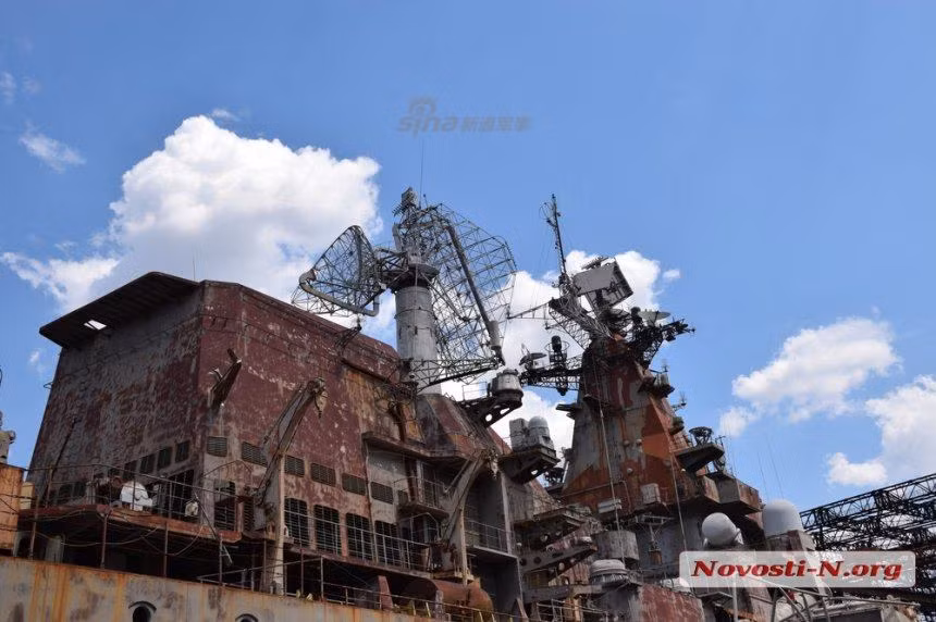 Các biến động về chính trị và kinh tế đã khiến Ukrayina không thể tiếp tục vì không có đủ kinh phí để hoàn thành. Bắt đầu từ ngay sau khi được hạ thuỷ, con tàu này bị cho bỏ xó và tới tận ngày hôm nay - nghĩa là gần 30 năm kể từ ngày được hạ thuỷ Ukrayina vẫn chưa thể được hoàn thành. Nguồn ảnh: Sina.