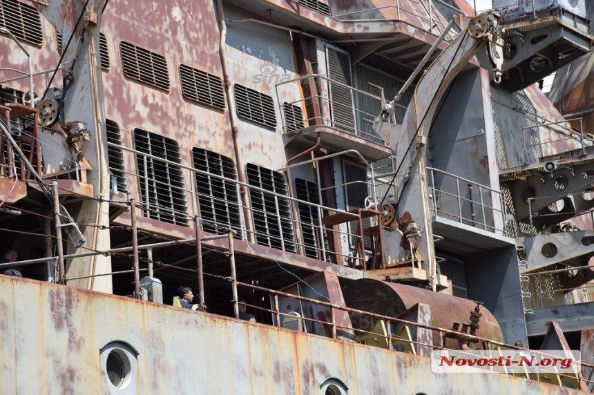 Số phận hẩm hiu của tuần dương hạm Ukrayina đã buộc nó phải xếp xó suốt 30 năm qua và tới tận ngày hôm nay, bản thân chính Ukraine cũng không biết phải xử lý con tàu này như thế nào. Kể cả khi Kiev muốn tháo dỡ Ukrayina, số tiền mà nước này cần chi ra cho việc tháo dỡ cũng là cả một vấn đề. Nguồn ảnh: Sina.