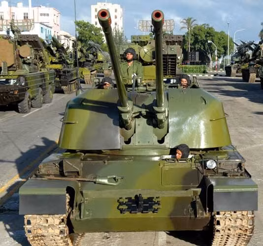 Loại pháo tự hành phòng không hiện đại và nguy hiểm bậc nhất trong biên chế của Cuba đó là ZSU-57-2. Đây là loại pháo tự hành được trang bị hai khẩu pháo 57mm đặt trên khung gầm xe tăng hạng nhẹ T-60 của Liên Xô. Nguồn ảnh: Militaria.