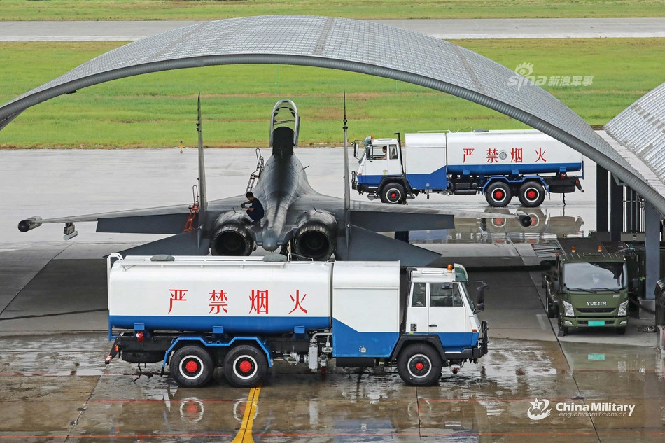 Gần đây, một loạt các chiến đấu cơ J-11BS của Trung Quốc mới cóng cạnh đã được gia nhập biên chế của lực lượng không quân nước này. Nguồn ảnh: Sina.