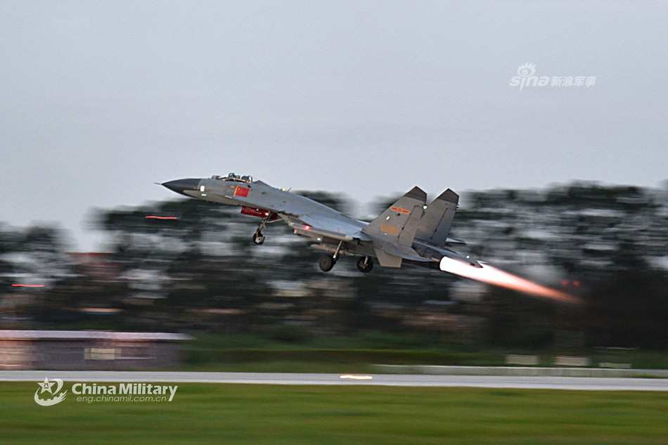Cụ thể bao gồm J-11BS, J-11BH - bản hải quân của J-11B, J-11BSH- bản hải quân của J-11BS và J-15 - phiên bản J-11B được phát triển để cất - hạ cánh từ tàu sân bay, có sử dụng một vài công nghệ của Su-33 được Trung Quốc mua từ Ukraine năm 2001. Nguồn ảnh: Sina.